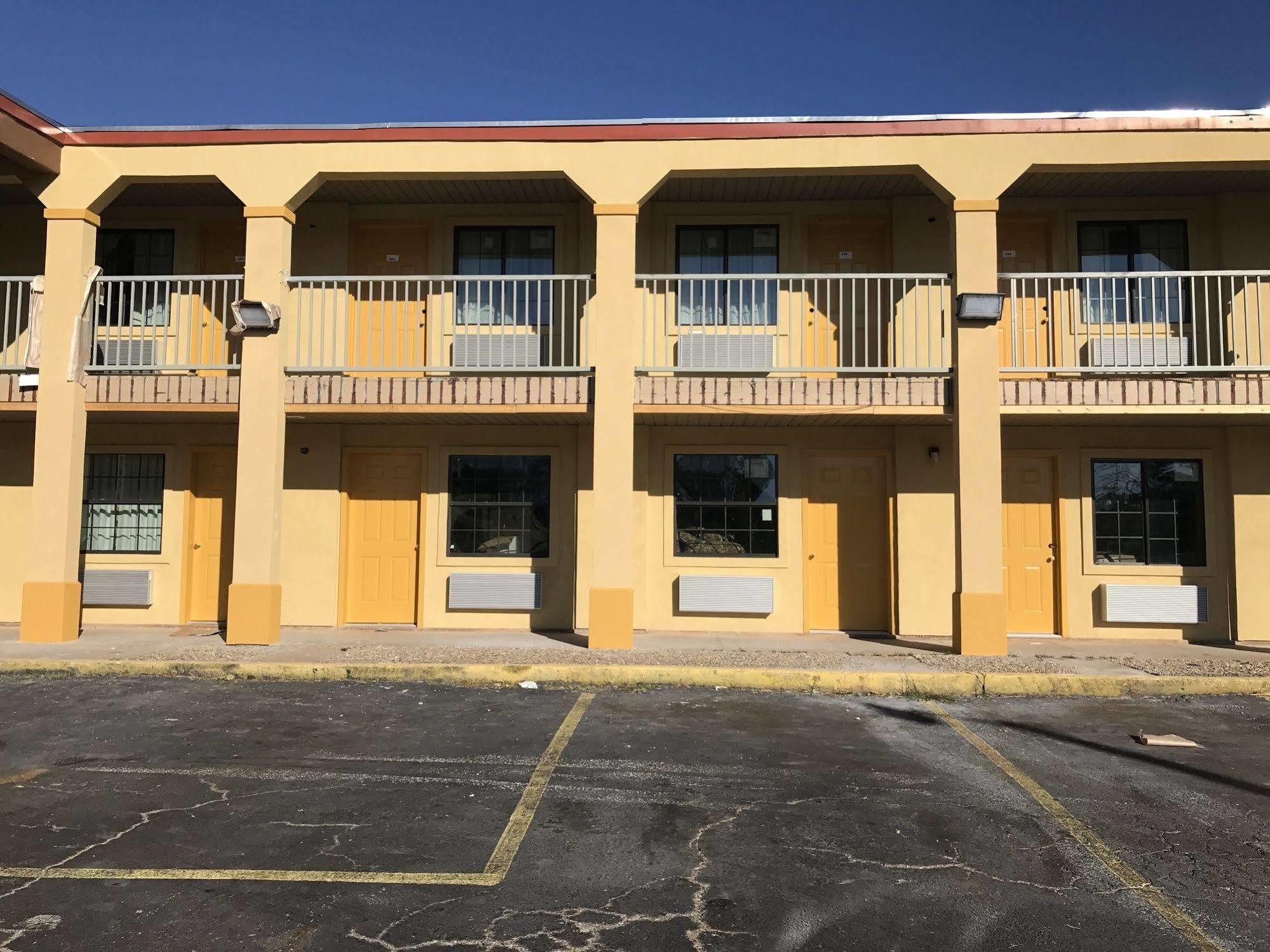 Super 8 By Wyndham Palestine Tx Hotel Exterior photo
