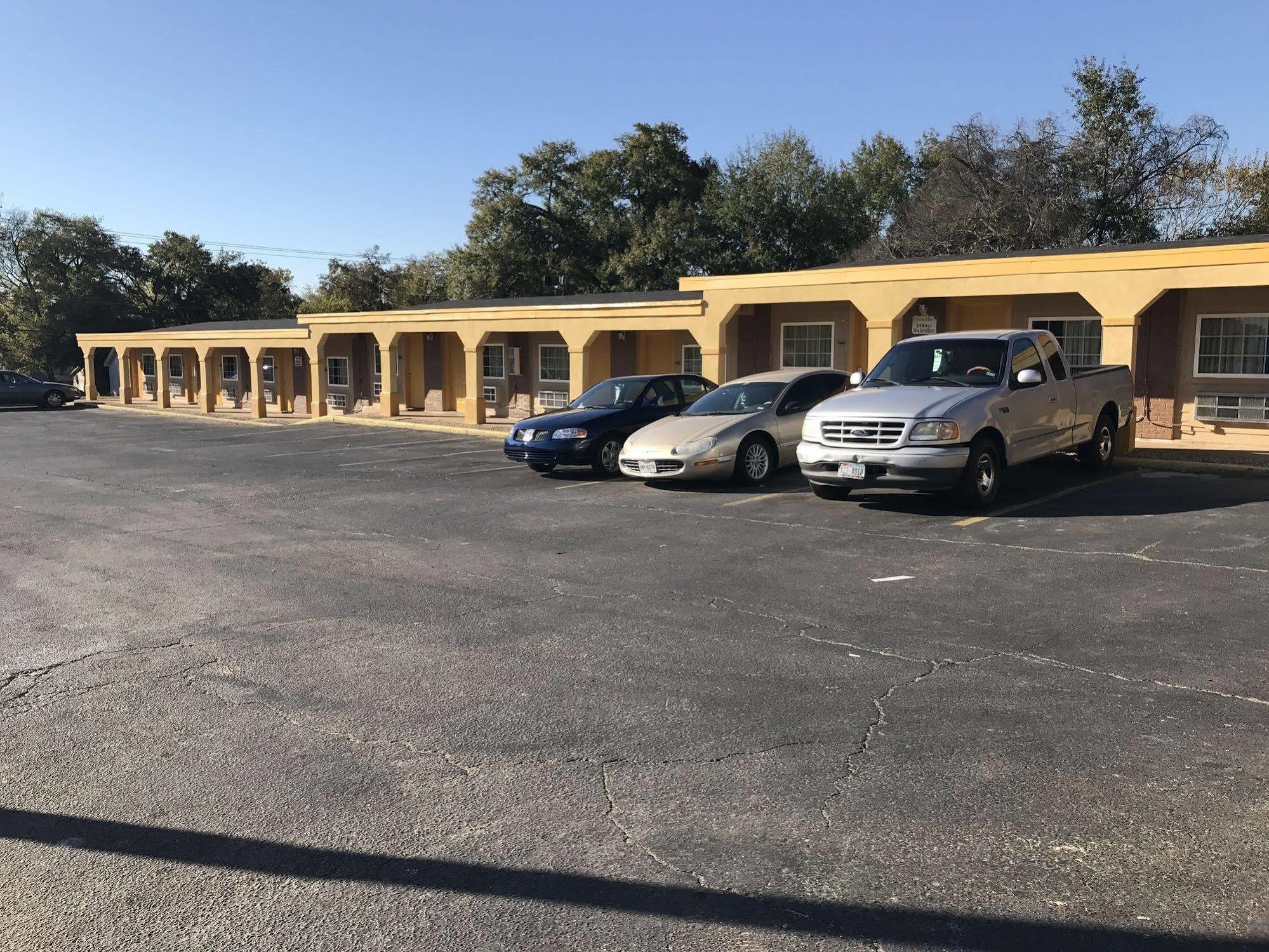 Super 8 By Wyndham Palestine Tx Hotel Exterior photo